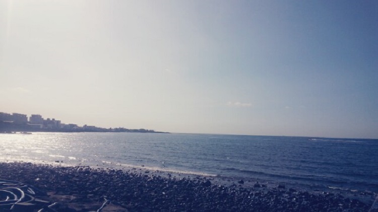 The sea is a 5-minute walk from my home. But for me, Jeju Island is not an island of romance. ©Lee Yeon   