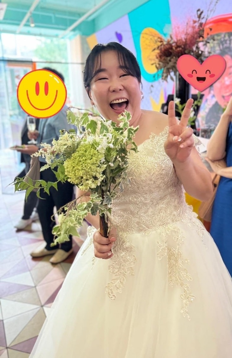 캔디와 오쓰의 결혼식 중 밝게 웃고 있는 캔디의 모습. 두 사람은 (반려될 것을 알면서도) 구청에 혼인신고를 하러 갔다. (제공: 캔디)    