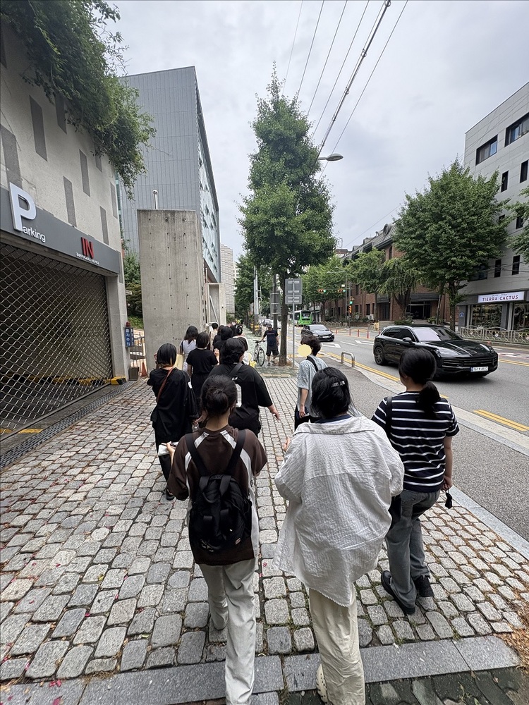 서울 마포구 성산동 탐방. 페미니즘 책방과 마을공동체 동네, 지역 커뮤니티 공간에 함께 머물다. (예비할머니 모임 제공)    