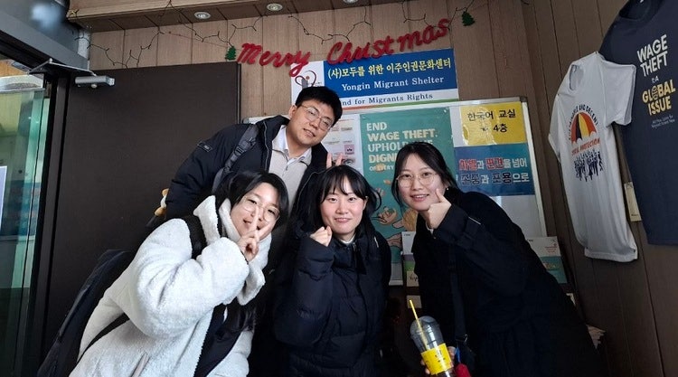 올해 2월 6일, 계절노동자 인신매매 피해 고소대리인단이 외국인 계절노동자 인터뷰를 위해 ‘모두를 위한 이주인권문화센터’에 방문하여 기념 촬영을 했다. [사진 제공] 정효주    