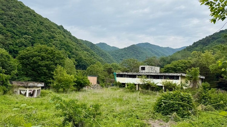 동두천 소요산 초입에 위치한 옛 성병관리소(몽키하우스)의 현재 모습. 2026년 5월 23일 두레방, 역사문제연구소, 반성매매인권행동 이룸이 공동 주최한 〈동두천 성병관리소×기지촌 빼뻘 답사〉 중에서. ⓒ일다 
