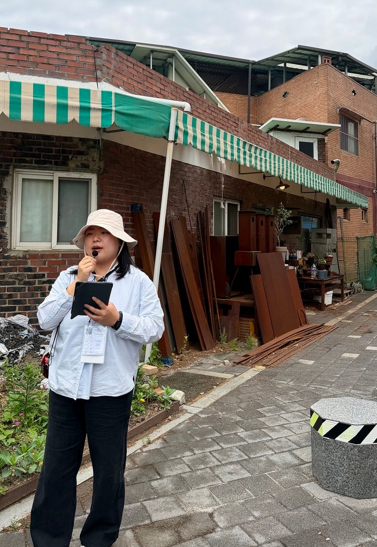 보산동 일대에서 최우영 역사문제연구소 활동가가 ‘케네스 이병의 윤금이 씨 살해 사건’ (1992)에 대해 설명하고 있다. ⓒ일다    