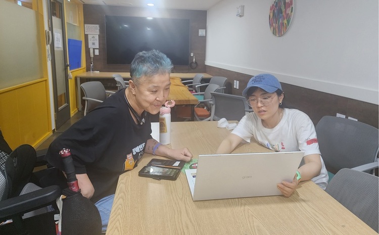 전국장애인이동권연대 초록 활동가(오른쪽)와 Moon(보람장애인자립생활센터 소장)이 트리니티(구 티웨이) 항공 직원들을 대상으로 하는 장애인식개선 교육 강의를 준비하고 있다. [사진-호미]    