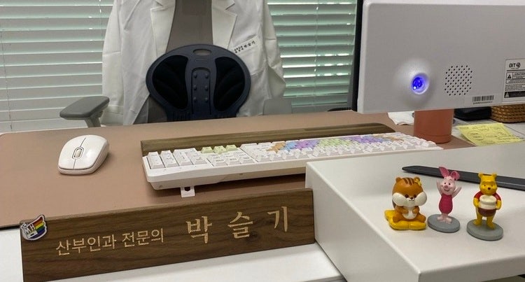 산부인과 전문의이자 페미니스트 활동가인 박슬기는 진료실이 젠더·의료 권력이 작동하는 공간임을 고민하며, 긴장을 낮추는 소품과 여성·퀴어·인권단체의 굿즈 및 안내문 등 환대의 신호를 하나씩 더해가고 있다. (박슬기 제