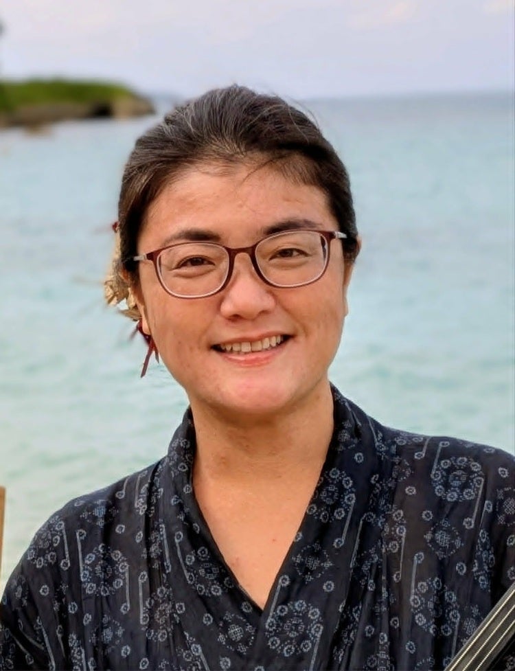 이시미네 카오리(石嶺香織). 미야코지마에 거주하는 염색작가이며, ‘티다누화-섬 어린이의 평화로운 미래를 만드는 모임’ 공동대표를 맡고 있다. (사진 제공-필자)    