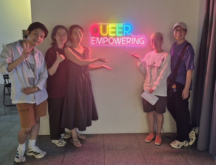 올 여름 우리 부부는 〈AI 시대, 퀴어 인권 레벨업〉 디지털 예술 교육 프로그램을 개발하고 교육생들과 전시회를 열었다. 지난 7월 26일~8월 2일 서울 탈영역우정국에서 열린 〈퀴어 임파워링: AI 편향을 넘어> 