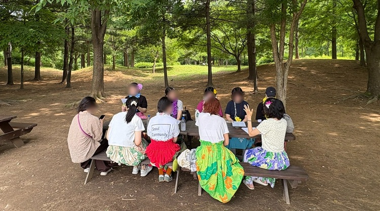 훌라 원데이 클래스에서 먼저 훌라의 역사와 곡 소개를 배웠다. [사진-예비할머니 모임 제공]    