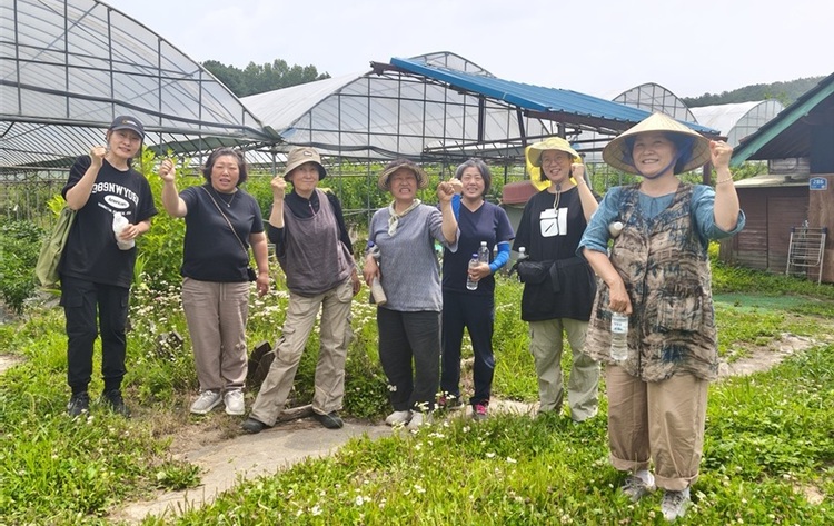 언니네텃밭 횡성 오산공동체 앞에서 여성 농민들의 모습. 오른쪽 끝이 한영미 횡성여성농업인종합지원센터 소장이고, 오른쪽에서 세 번째가 서근영 씨다. (사진 제공-한영미)    
