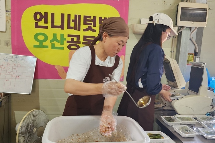언니네텃밭 꾸러미를 소비자에게 보내기 전 날. 작업장에서 서근영 씨가 꾸러미에 넣을 명이나물 장아찌를 담고 있다. 횡성여성농업인종합지원센터의 토종씨앗 활동 담당자인 근영 씨는 언니네텃밭 생산자이기도 하다. (사진 촬