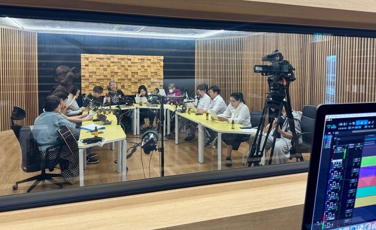 세종보람장애인자립생활센터 합창단 ‘마이웨이싱어즈’가 세종시청자미디어센터에서 노래를 녹음하는 모습. [호미 제공]    