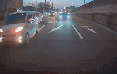 [유머] [기타]             내차 50km나 쫓아온 모르는 남성…경찰에 신고했더니 (영상) -  와이드섬