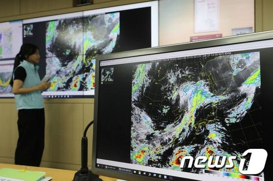 한반도 3개 <b>태풍</b> 덮치나…'사올라·하이쿠이·기러기' <b>예상</b> <b>경로</b>는?