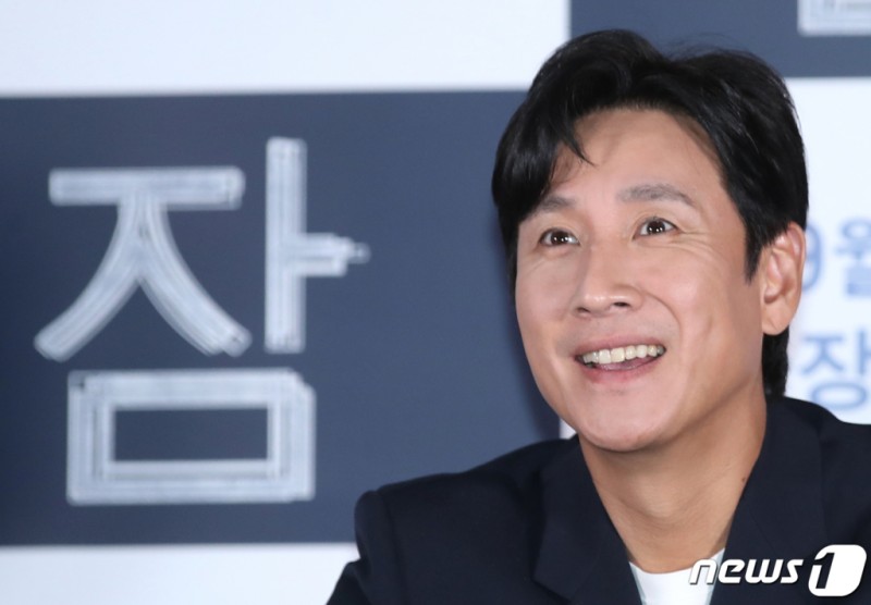 '마약 의혹→룸살롱 VIP설' 이선균, 휴대폰 포렌식한다