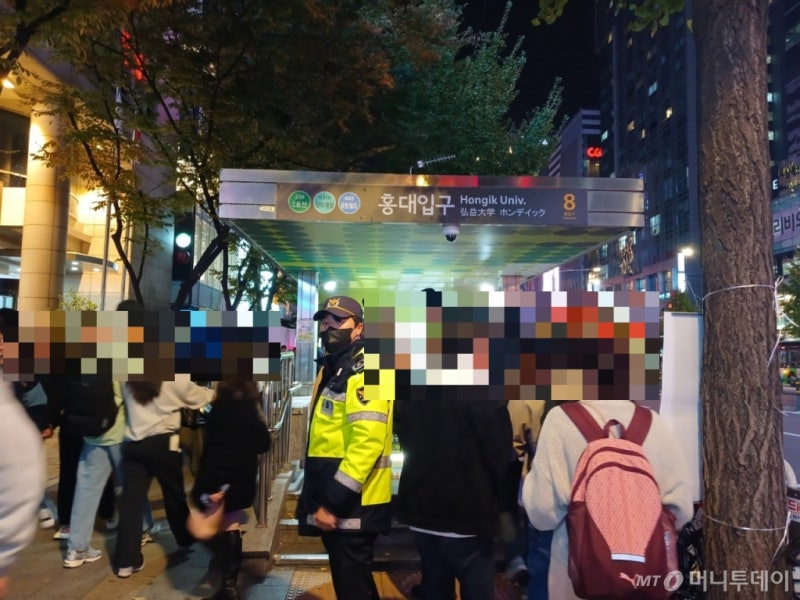 [르포] "경찰이 왜이리 많아?"…<b>핼러윈 홍대</b>, 공무원 총출동