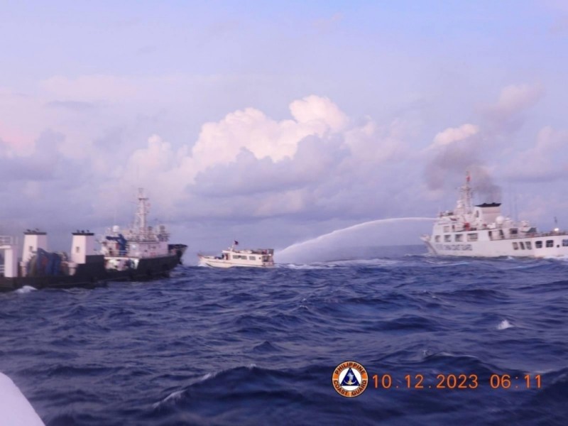선박 들이받고 물대포 쏘고…中·<b>필리핀</b>, <b>남중국해</b>서 연일 충돌 [영상]