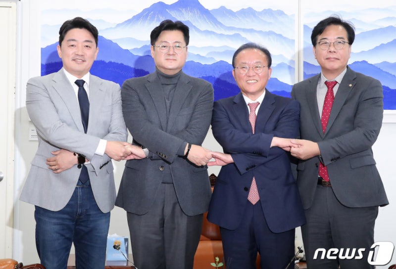여야, 내년도 예산안 <b>합의</b>…<b>김진표</b> 의장 "21일 본회의에서 처리"