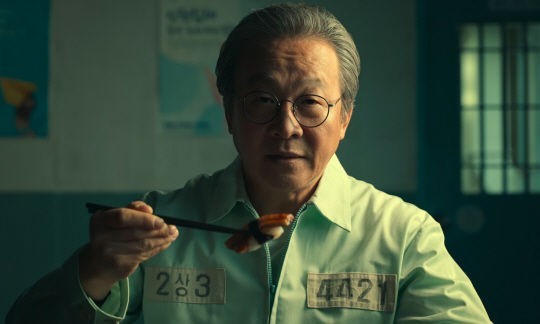 '초밥 먹는 죄수 4421'…<b>살인자</b>ㅇ난감 <b>이재명</b> 묘사 의혹에 시끌