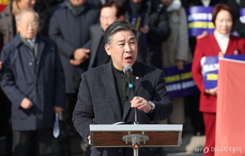 與<b>최승재</b>, 경기 <b>광명갑 경선</b> 포기…"총선 승리 위한 밀알 될 것"