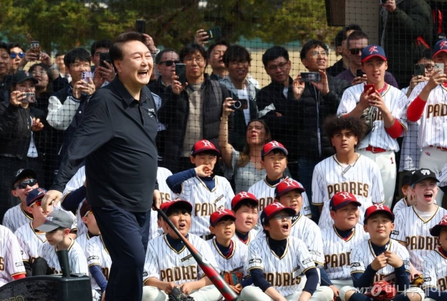 尹, 김하성 앞 '스윙'…어린이들에 야구 즐기면 훌륭한 리더 될 것