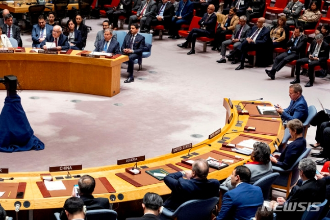 유엔 안전보장이사회의 3월 25일 회의에서 리야드 만수르 팔레스타인 대사 (왼쪽 위)가 라마단 기간중 가자지구 휴전안을 제안하며 안건을 설명하고 있다. 유엔안보리는 4월8일 회의에서 2011년 제안했던 팔레스타인 국