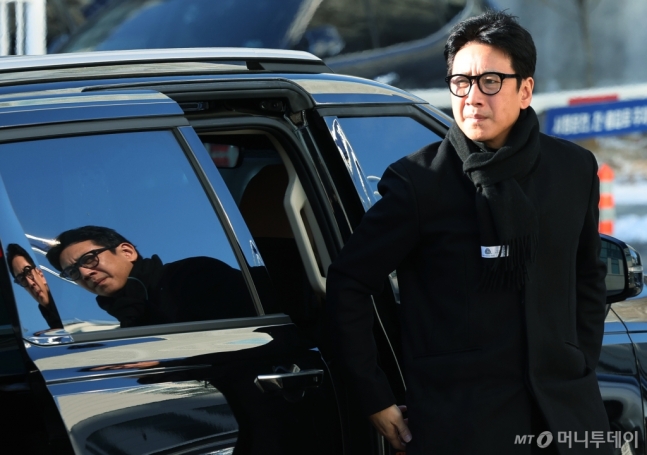 배우 이선균 씨가 인천 남동구 인천논현경찰서로 3차 소환조사를 받기 위해 도착해 차량에서 내리고 있다. /사진=뉴스1