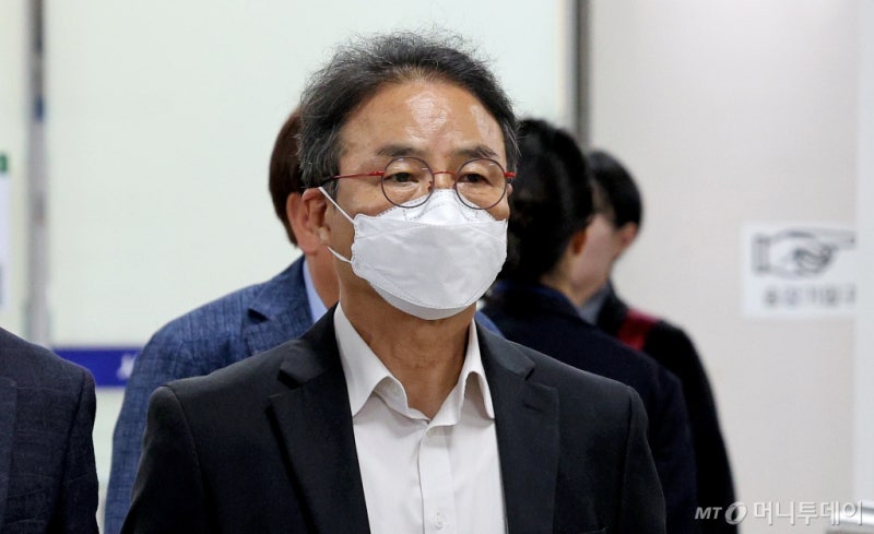 검찰, '강제추행 혐의' <b>김명곤</b> 전 문체부 <b>장관</b> 징역 1년 구형