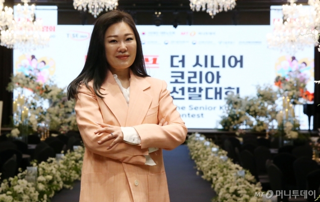 윤일향 사단법인 시니어패션모델협회(SFMA) 이사장은 "오는 7월 26일 열리는 '더 시니어코리아 선발대회'에서 지원자의 건강한 체격뿐만 아니라 인생 스토리, 인생 철학과 가치관 등도 시니어 모델 선발 요건으로 꼽을
