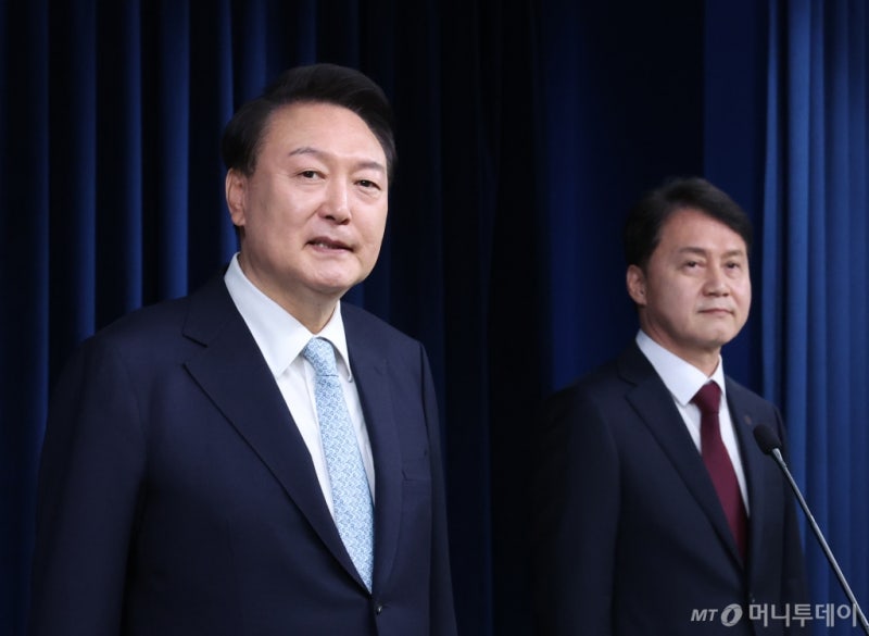 첫 출근때 <b>민정수석</b> 폐지→<b>부활</b>…尹대통령은 왜 달라졌나