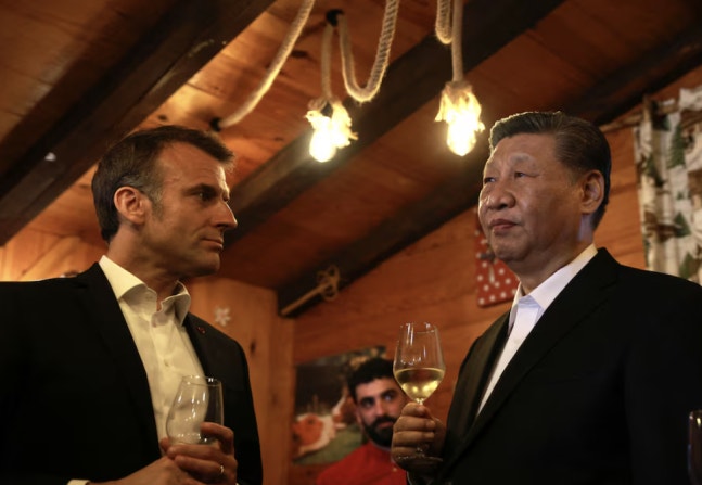 Chinese President Xi Jinping and French President Emmanuel Macron in conversation./Reuters=News1