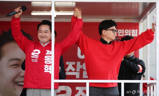 Han Dong-hoon, the head of the Grand Election Plan Committee of the People Power Party, is appealing for support for candidate Jang Dong-hyuk (Chungnam Buyeo/Saechon), at a support campaign for 'Reviving Buyeo and Saechon with the People Power Party' held at Saechon Specialized Market in Seocheon-gun, Chungcheongnam-do on April 7, 2024. /News1
