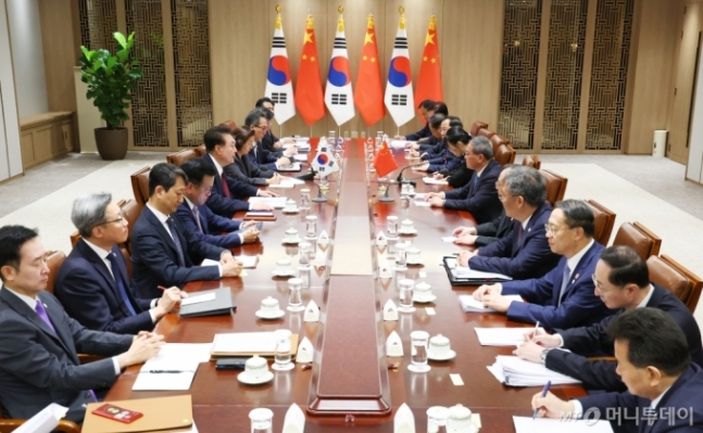 윤석열 대통령이 26일 서울 용산구 대통령실 청사에서 리창 중국 총리와 한·중 양자회담을 하고 있다. / 사진=대통령실