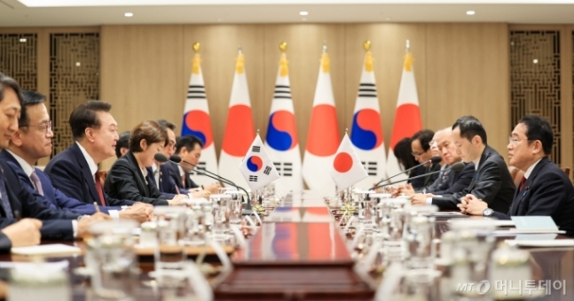 윤석열 대통령이 26일 서울 용산구 대통령실 청사에서 기시다 후미오 일본 총리와 한일 정상회담을 하고 있다. / 사진=대통령실