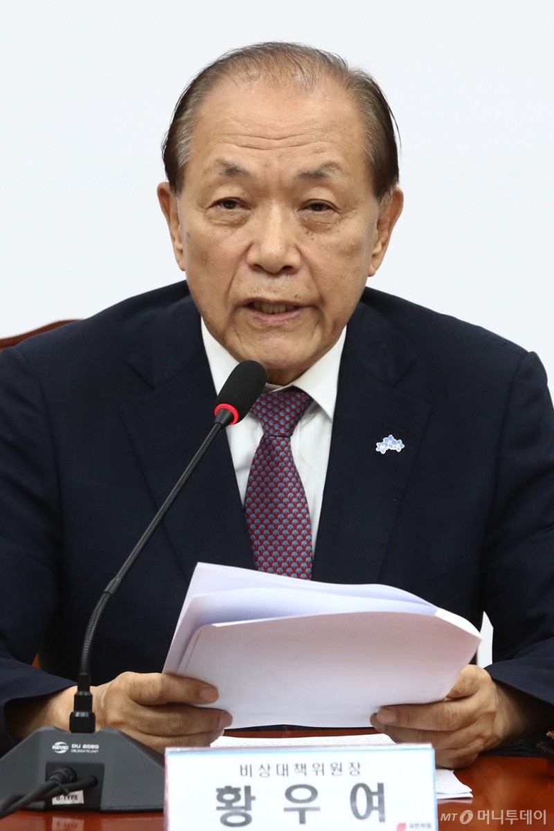 <b>황우여</b>, 윤석열 <b>대통령 탈당설</b>에 "꿈도 꾸시지 말라고 할 것"