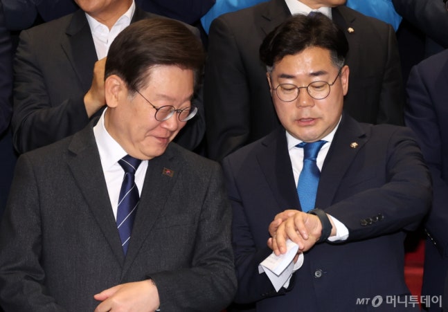 이재명 더불어민주당 대표와 박찬대 원내대표가 제22대 국회 임기 시작일인 30일 오후 서울 여의도 국회 로텐더홀에서 열린 의원총회에서 시계를 보고 있다.<BR> 2024.05.30. /사진=뉴시스