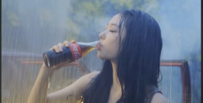 뉴진스 '하우스위트' 뮤직비디오 속 코카콜라를 마시는 장면/사진=뉴진스 뮤직비디오 캡처