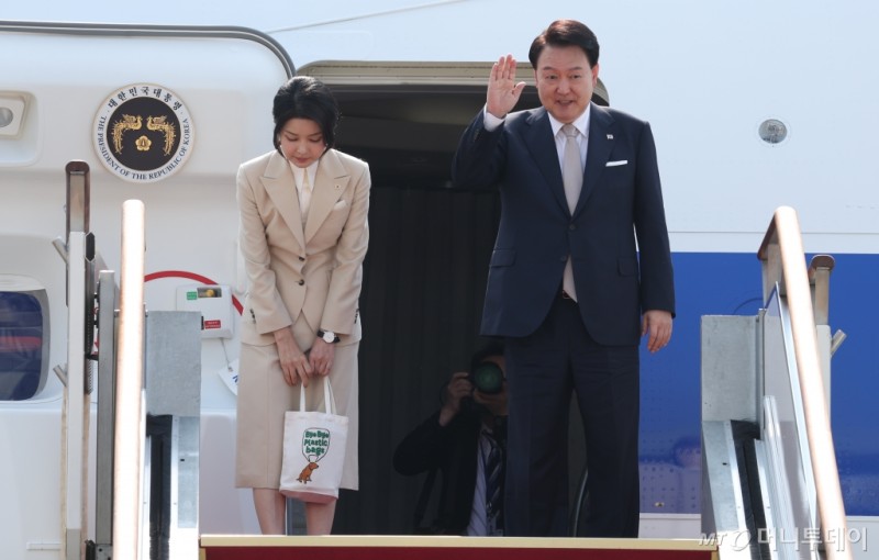 윤 <b>대통령</b>, 중앙아시아 3국 순방길 올라…"에너지·인프라 협력 강화"
