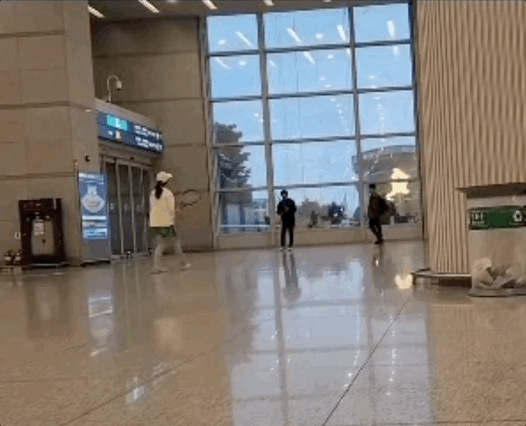 사람 지나가도 아랑곳…<b>인천공항</b> 한복판서 <b>테니스</b> 친 '민폐 <b>커플</b>'[영상]