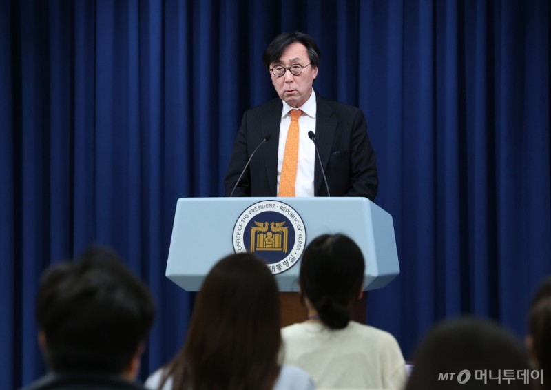 '러시아 압박' 나선 <b>정부</b>, <b>우크라</b> 지원 <b>재검토</b>…정밀무기 제공하나