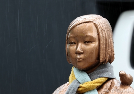 제105주년 3·1절을 하루 앞둔 지난 2월 29일 부산 동구 일본총영사관 앞 평화의소녀상 눈에 빗물이 맺혀 있다./사진=뉴시스