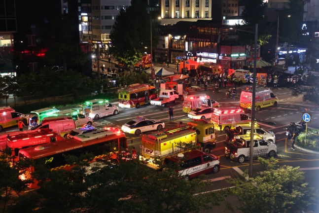 1일 저녁 서울 중구 시청역 교차로에서 60대 남성이 몰던 차가 인도로 돌진해 최소 15명 사상자가 발생, 구조대원들이 현장을 수습하고 있다. /사진=뉴스1
