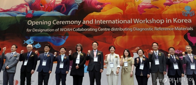 송미령 농림축산식품부 장관, 강도형 해양수산부 장관이 4일 오전 정부세종컨벤션센터에서 열린 국립수산과학원·농림축산검역본부의 세계동물보건기구(WOAH) 협력센터 지정 기념식에서 주요 참석자들과 기념촬영을 하고 있다. 