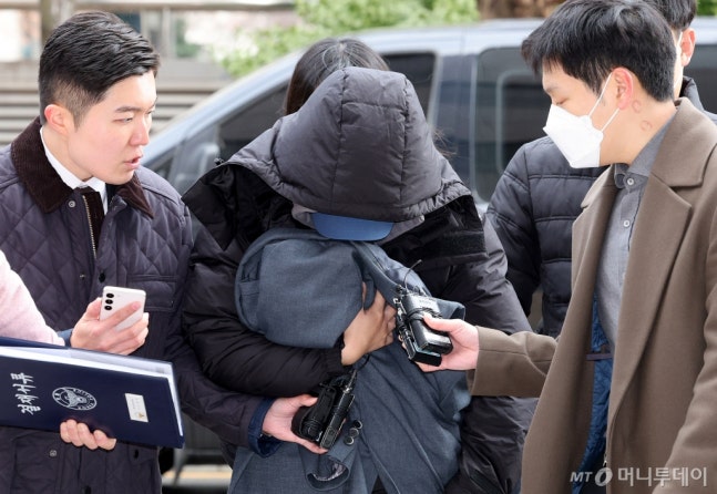 (인천=뉴스1) 장수영 기자 = 배우 故 이선균에게 협박해 수천만 원을 받은 20대 여성 A씨가 28일 오후 인천 미추홀구 인천지방법원에서 열린 구속 전 피의자 심문(영장실질심사)에 출석하고 있다.2023.12.2
