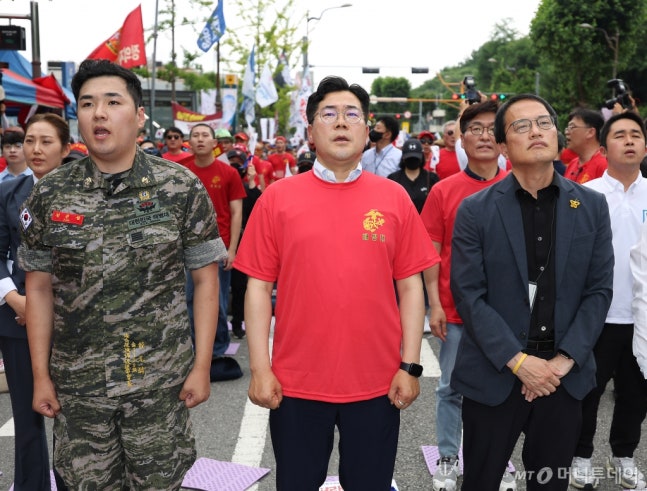 [Seoul=Newsis] Reporter Kim Myeong-nyeon = Park Chan-dae, the acting leader and floor leader of the ruling Democratic Party, is calling the Marine Corps military song at a gathering organized by the Marine Corps Reserve Association near the Hannam-dong Station on Seoul Subway Line 6 in Yongsan-gu, Seoul on the afternoon of the 29th. 06.29. kmn@newsis.com /Photo by Kim Myeong-nyeon