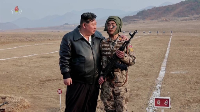 북한군의 '무기 현대화'를 위해 중국에 파견돼 자금을 관리하던 총책임자가 지난달 3000만 달러(약 415억원) 가량을 빼돌려 도주한 것으로 알려졌다. 사진은 지난 3월 15일 김정은 북한 노동당 총비서 겸 국무위원