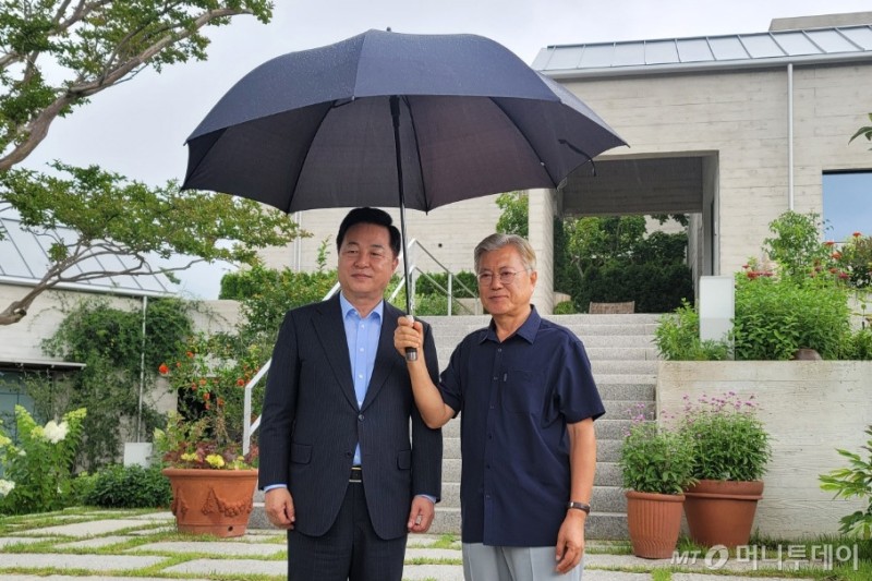 '이재명 대항마' <b>김두관</b> 만난 <b>문재인</b> "용기있는 결단"