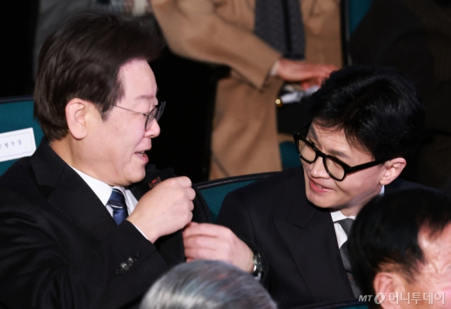 [서울=뉴시스] 전신 기자 = 지난 3월1일 당시 한동훈 국민의힘 비상대책위원장과 이재명 더불어민주당 대표가 서울 중구 유관순기념관에서 열린 제105주년 3·1절 기념식에서 대화하고 있다.<BR> (대통령실통신사진기자단)