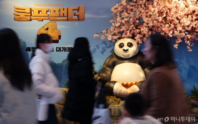 (서울=뉴스1) 김진환 기자 = 3일 오후 서울의 한 영화관에 영화 '쿵푸팬더4 홍보 부스가 설치되어 있다.<BR>   '쿵푸팬더4'는 1편 465만 4266명, 2편 506만 4796명, 3편 398만 4814명의 관객