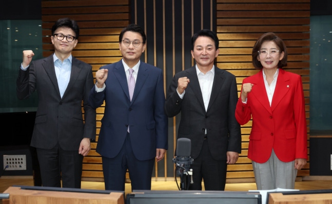From left, Han Dong-hoon, Yoon Sang-hyun, Won Hee-ryong, and Na Kyung-won, candidates for the leadership of the People Power Party / Photo=National Assembly Photojournalist Association (Newsis)