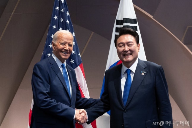(Seoul=News1) Reporter Park Ji-hye = President Yoon Seok-yeol shaking hands with U.S. President Joe Biden at the South Korea-U.S. summit held at the Walter E. Washington Convention Center in Washington, DC on the 11th (local time). (Presidential office website) 2024.7.