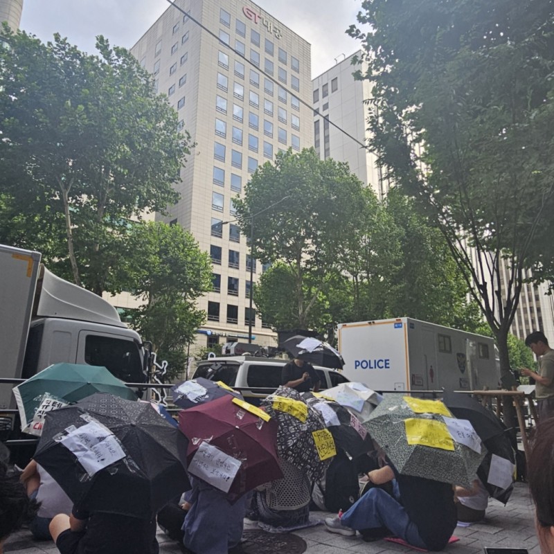 이 폭염에 아이까지 거리로…"<b>큐텐</b> 숨지마" 티메프 <b>피해자들</b> <b>우산</b>집회